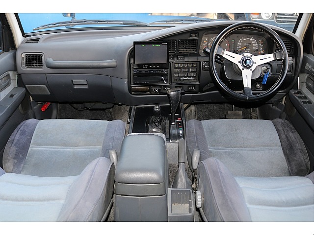 ステアリングはナルディクラシックハンドルとなります。ブラックパネルとの統一感がかっこいいですね♪