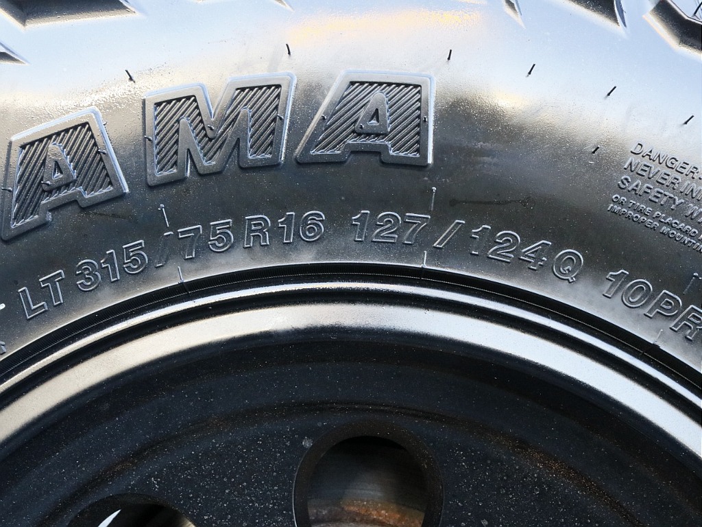 タイヤはYOKOHAMAジオランダーM/T（315/75/16）です。