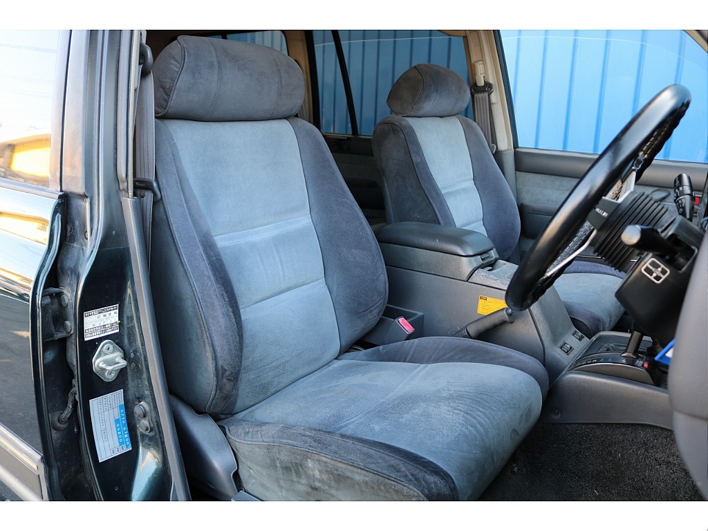 運転席はお車の中でも滞在時間が長くなる場所です。オーナー様のこだわりが詰まった特等席のサポートをさせて頂ければと思います。