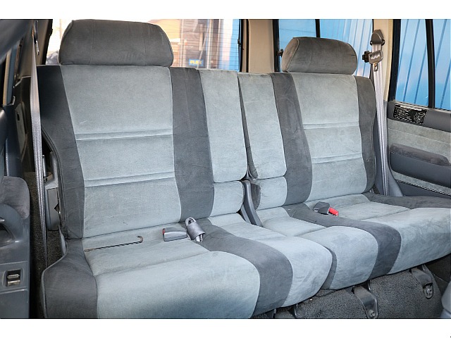 セカンドシートには、チャイルドシートの取り付けも可能です！小さいお子様がいるご家族でも、ファミリーカーとしてご利用出来ます♪