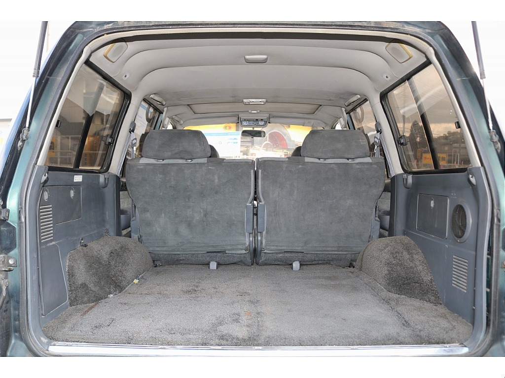 リヤゲートは観音扉なので用途に応じて開け閉め可能で便利です！！セカンドシート後ろには、しっかりとスペースがございますのでちょっとしたキャンプ用品等であれば楽々積むことができますよ！！
