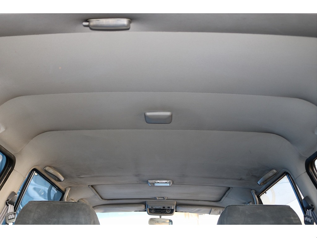 天張りになります！中古車ではたまにヤニ汚れで真っ黒なお車などもありますので中古車選びでは重要なチェックポイントです！