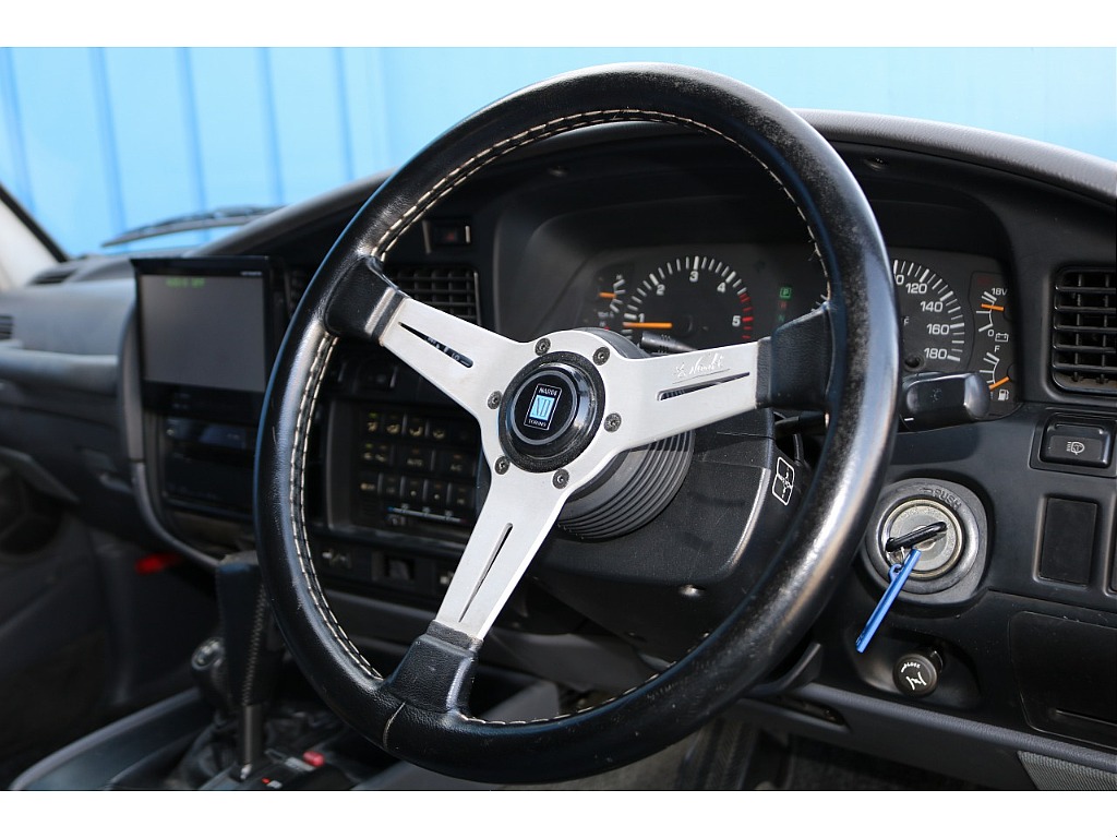 ステアリングはナルディクラシックハンドルとなります。ウッド調が多い中レザーのステアリングは珍しいので推しポイントです。