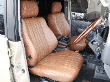 フロントシートは運転席の中でも、滞在時間が多くなりますし、皆さんのことを安全に目的地まで連れていくという重大な任務があります！快適な車内にするため、スタッフが一生懸命サポートします！