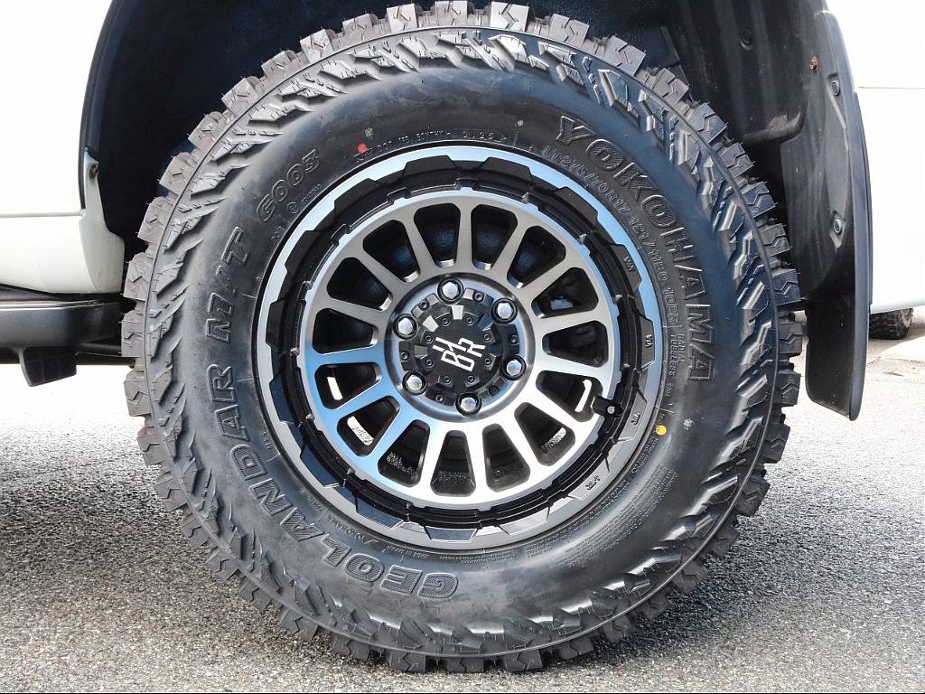 ホイールはバークレーリザード17インチAWです。