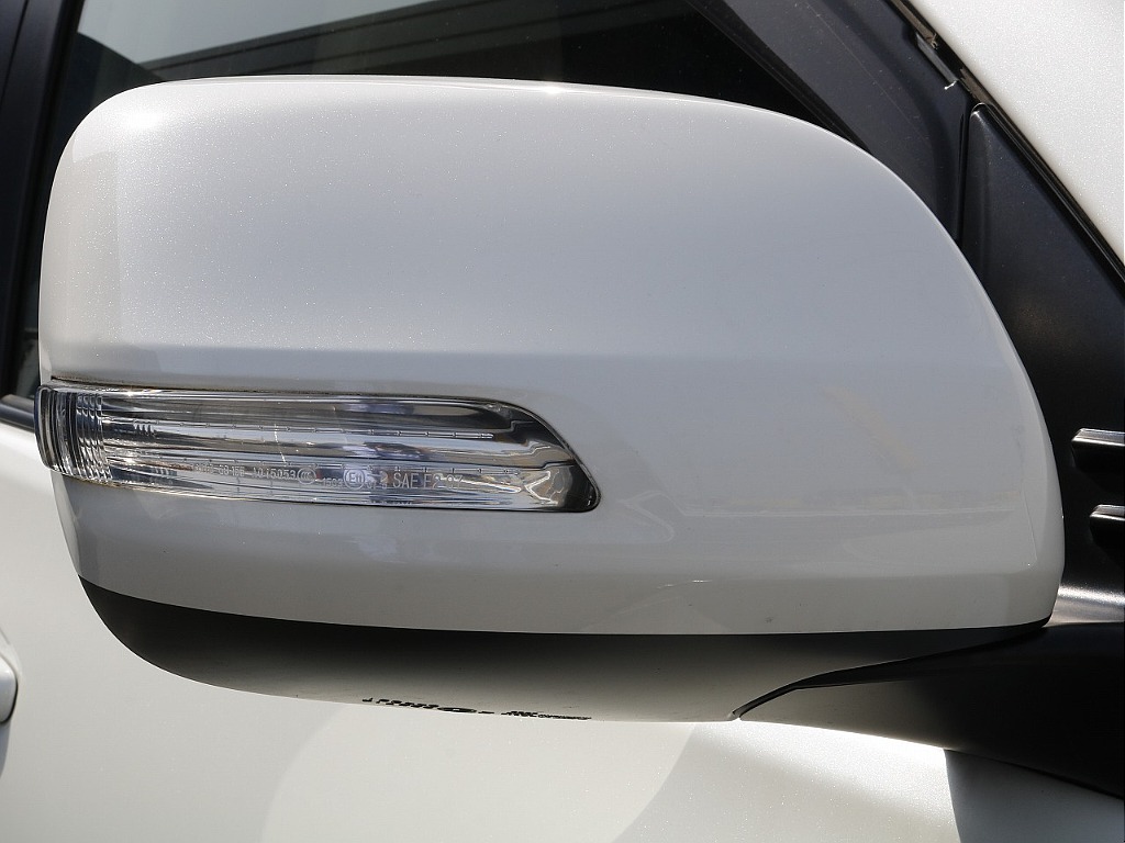 ウインカーランプ付きミラーで曲がるときも周りにわかりやすく安心！