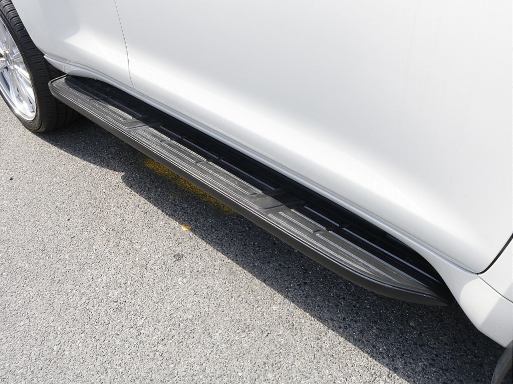 乗り降りも楽々♪便利なサイドステップも付いています！！