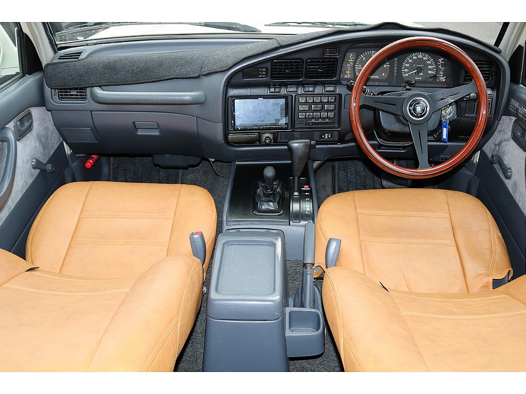 FLEXオリジナル！ナルディウッドステアリングにキャメルシートカバーでオシャレ内装です♪