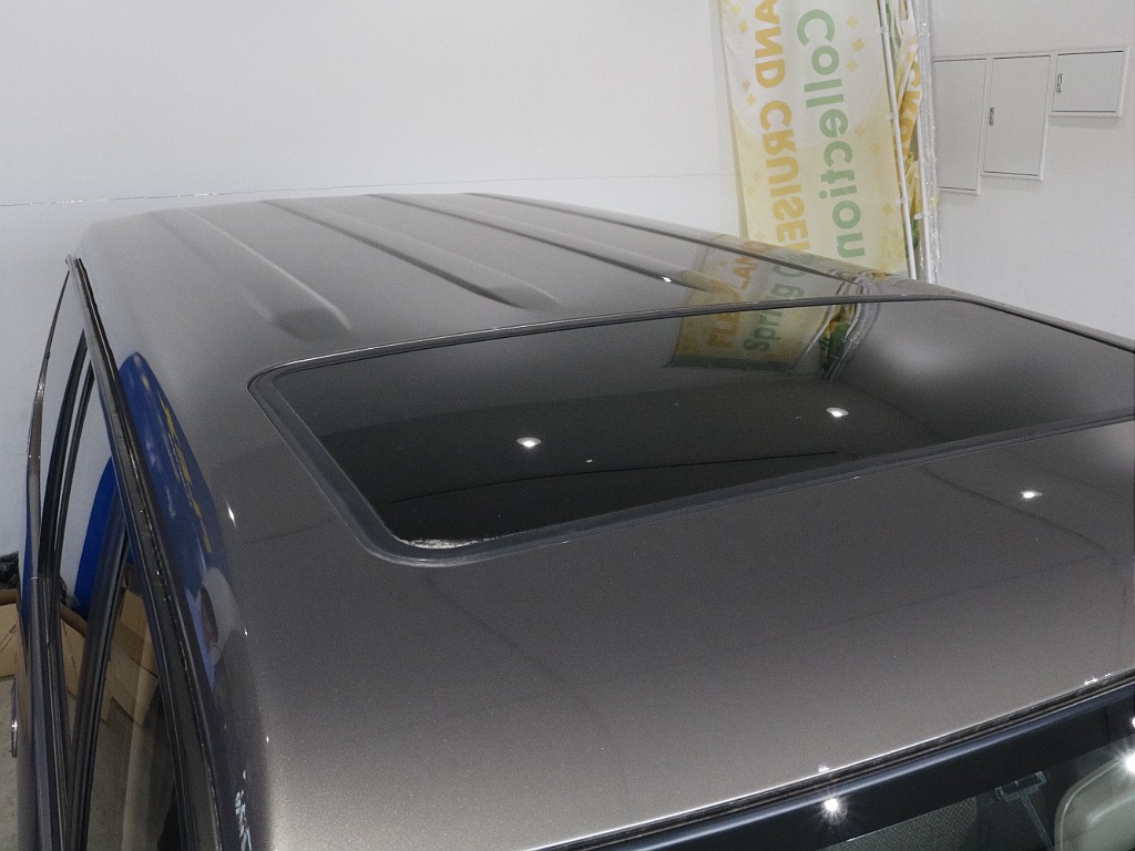 サンルーフからの太陽光により車内が明るくなることで解放感を感じることが出来ます！ルーフラックなどのカスタムも可能になりますのでお気軽にご相談ください！
