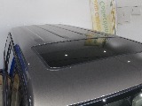 サンルーフからの太陽光により車内が明るくなることで解放感を感じることが出来ます！ルーフラックなどのカスタムも可能になりますのでお気軽にご相談ください！