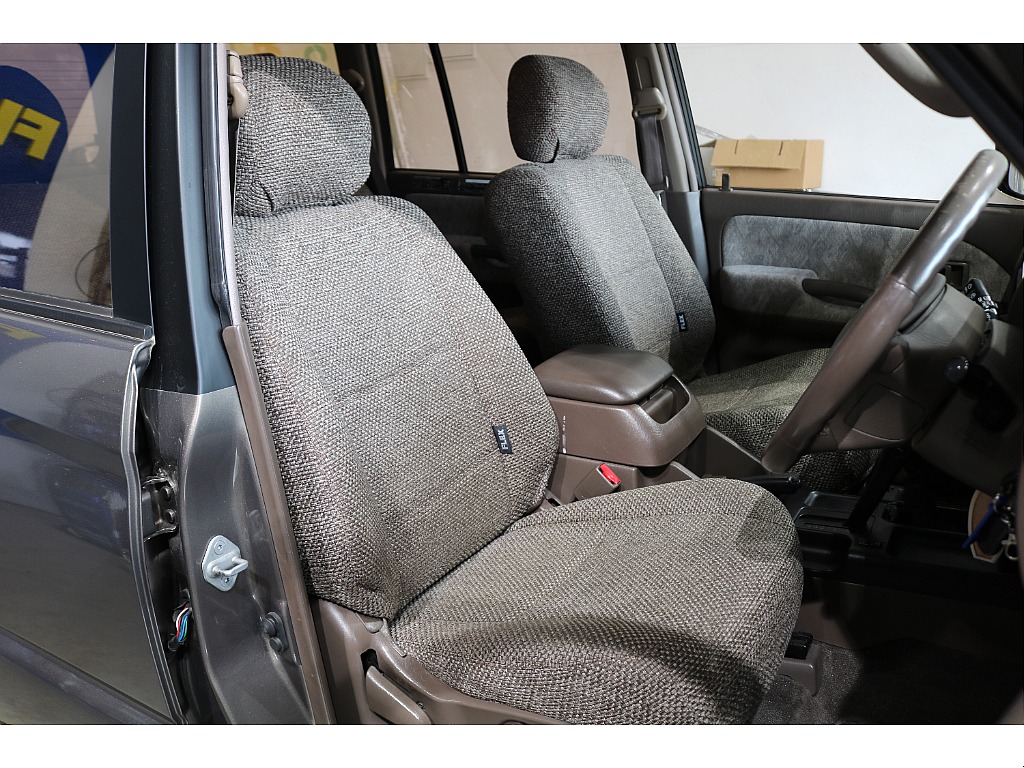 運転席はお車の中でも一番滞在時間が長くなる場所です。オーナー様のこだわりが詰まった特等席のサポートをさせて頂ければと思います。