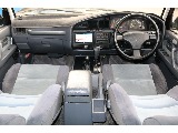 シンプルイズベス トな内装で、古すぎず、でも新しすぎず、エアコンもオートエアコン・・・。奥様の強い味方です！！