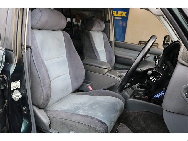 フロントシートは運転席の中でも、滞在時間が多くなりますし、皆さんのことを安全に目的地まで連れていくという重大な任務があります！快適な車内にするため、スタッフが一生懸命サポートします！