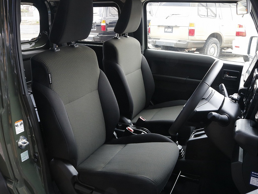運転席はお車の中でも一番滞在時間が長くなる場所です。オーナー様のこだわりが詰まった特等席のサポートをさせて頂ければと思います。