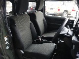 運転席はお車の中でも一番滞在時間が長くなる場所です。オーナー様のこだわりが詰まった特等席のサポートをさせて頂ければと思います。