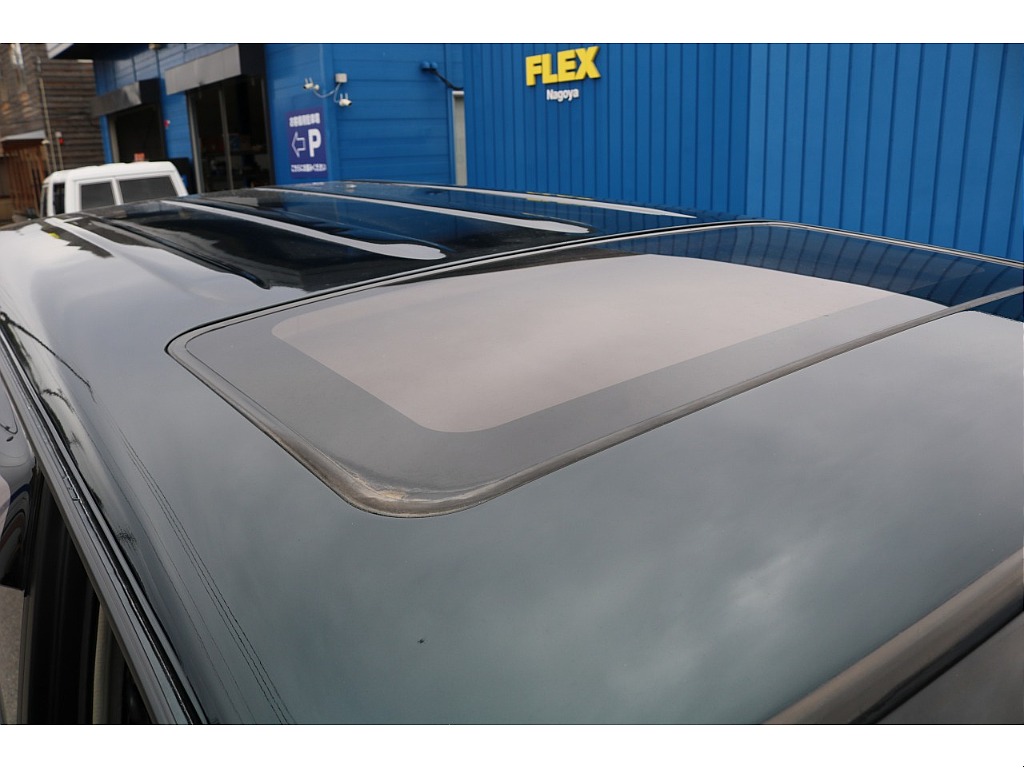 サンルーフからの太陽光により車内が明るくなることで解放感を感じることが出来ます！ルーフラックなどのカスタムも可能になりますのでお気軽にご相談ください！