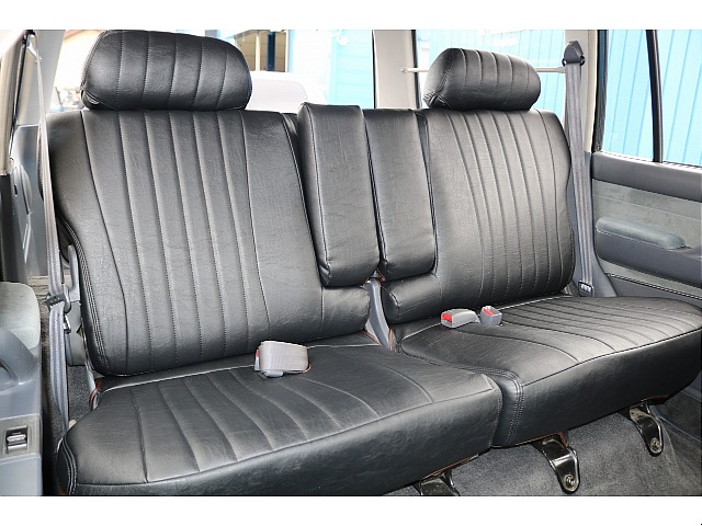 セカンドシートには、チャイルドシートの取り付けも可能です！小さいお子様がいるご家族でも、ファミリーカーとしてご利用出来ます♪