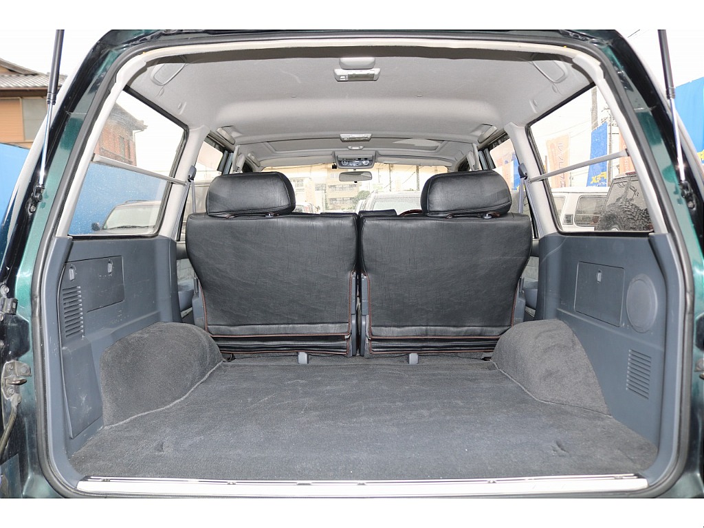 ラゲッジルームには、テントやゴルフバック、BBQ用のコンロなど、いっぱい詰める広さになっております！この空間に自分オリジナルの荷物の積み方で荷物を積むのも楽しいですよ♪