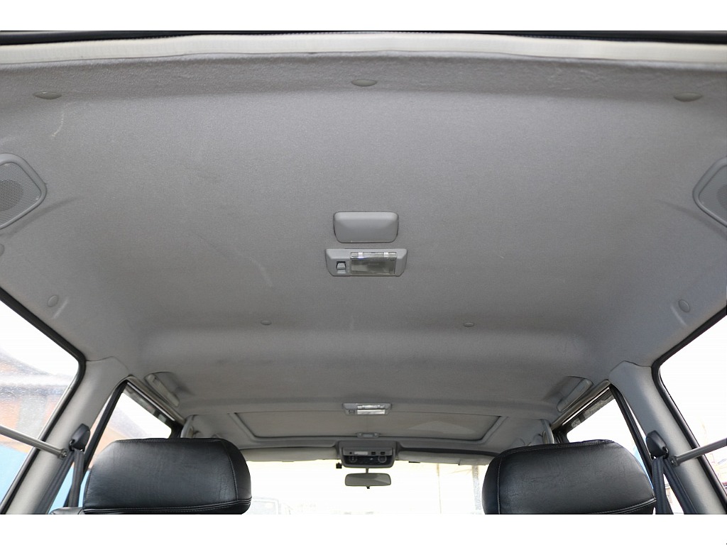 天張りになります！中古車ではたまにヤニ汚れで真っ黒なお車などもありますので中古車選びでは重要なチェックポイントです！