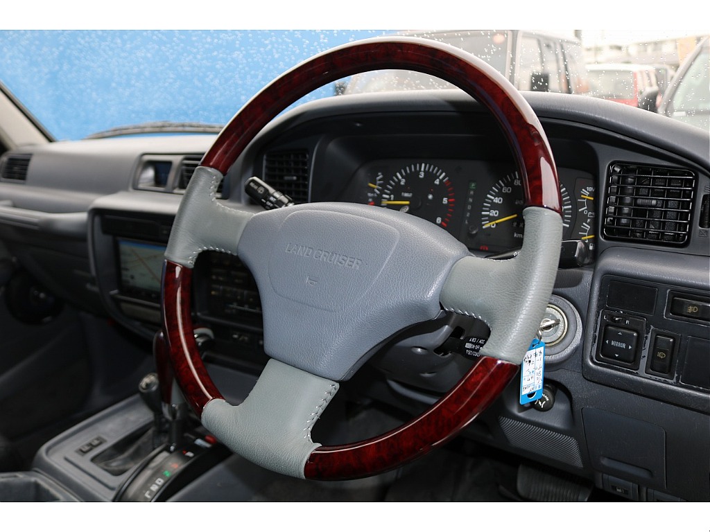 純正ステアリングになります。お好みでナルディへ交換もオシャレでオススメですよ！お気軽にご相談下さい。