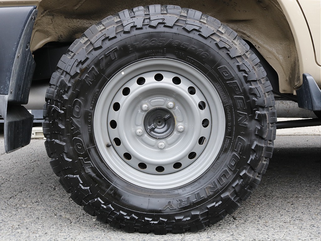 ホイールは純正鉄ホイール