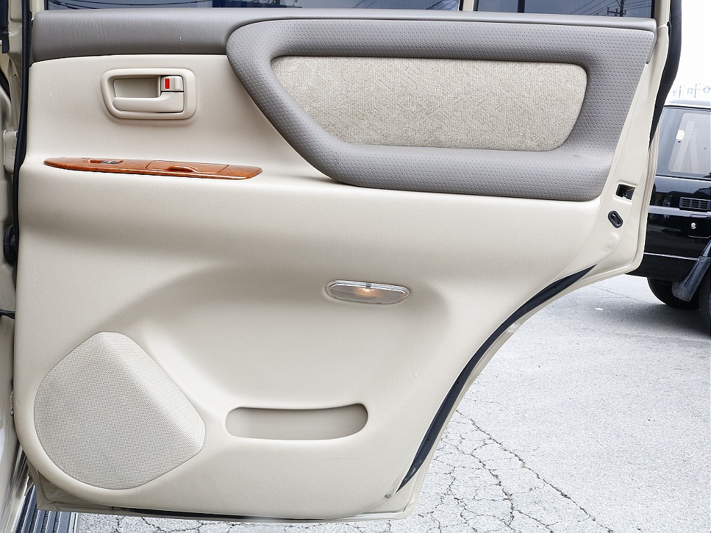 セカンドシートの内張も綺麗な状態です！