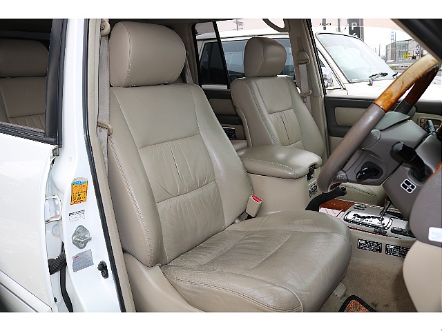フロントシートは運転席の中でも、滞在時間が多くなりますし、皆さんのことを安全に目的地まで連れていくという重大な任務があります！快適な車内にするため、スタッフが一生懸命サポートします！