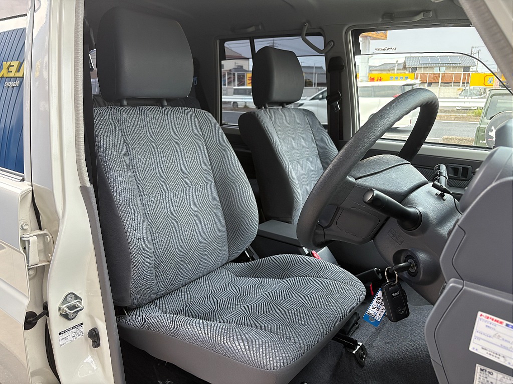 フロントシートは運転席の中でも、滞在時間が多くなりますし、皆さんのことを安全に目的地まで連れていくという重大な任務があります！快適な車内にするため、スタッフが一生懸命サポートします！
