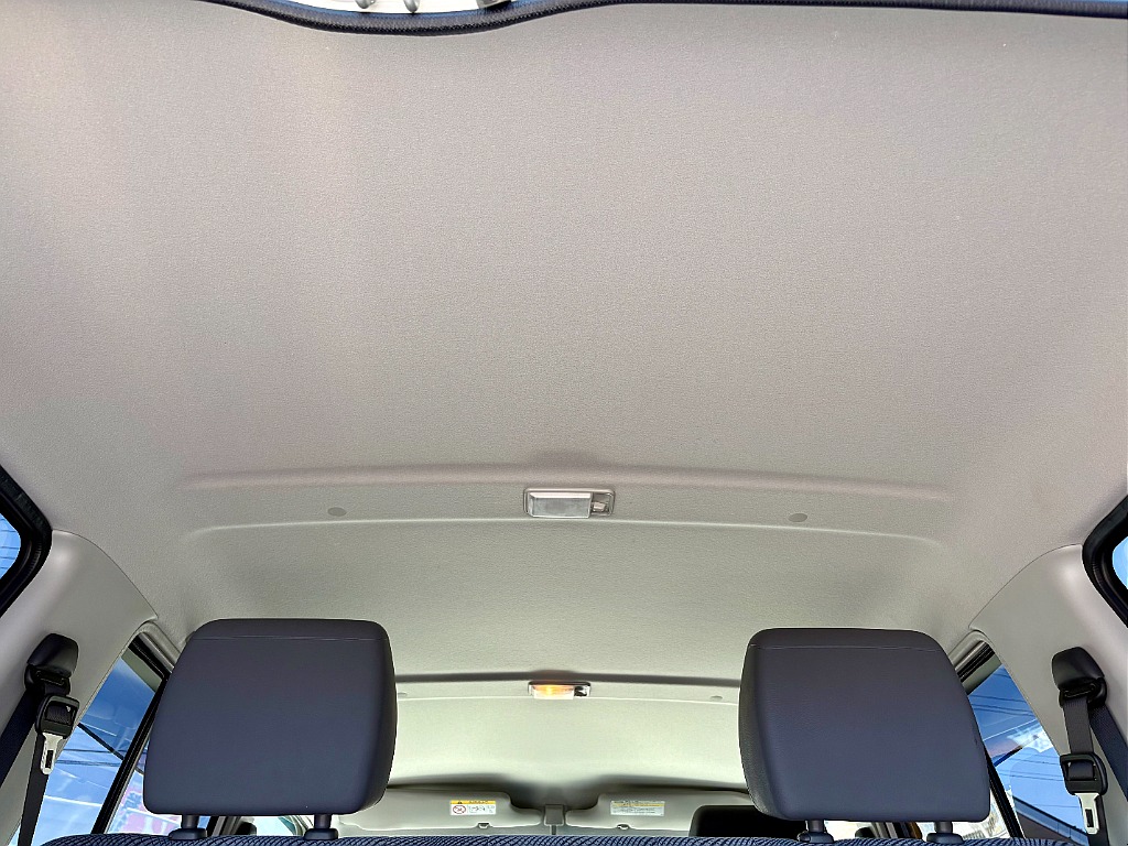 天張りになります！中古車ではたまにヤニ汚れで真っ黒なお車などもありますので中古車選びでは重要なチェックポイントです！