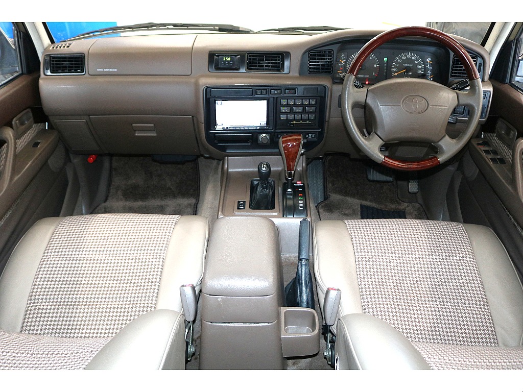 なかなか珍しい千鳥柄のシートが良い味を出してオシャレです！運転席や助手席はお車の中でも、こだわって良い場所だと思います！！このままでも十分ですが、より自分好みにカスタムも承ります♪