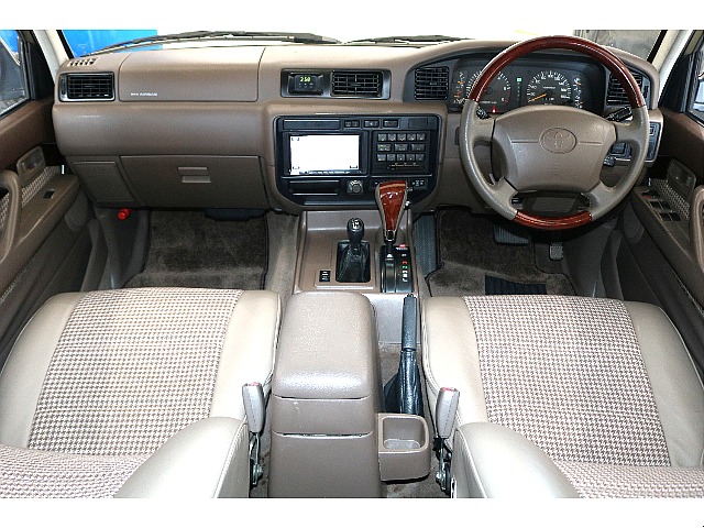 なかなか珍しい千鳥柄のシートが良い味を出してオシャレです！運転席や助手席はお車の中でも、こだわって良い場所だと思います！！このままでも十分ですが、より自分好みにカスタムも承ります♪