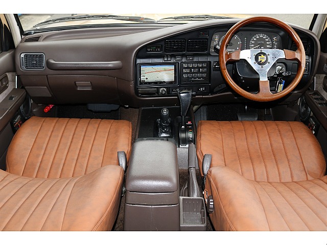 新品クラシックブラウンシートカバーをインストール済！ステアリングカラーとマッチしてオシャレですね♪