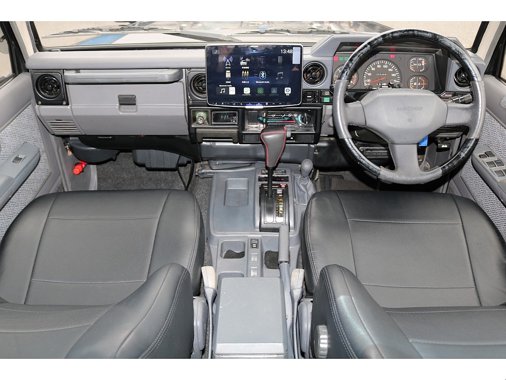 シンプルな作りでスッキリとした内装♪エアコンのレバースイッチなど、懐かしさも感じながらもディスプレイオーディオで機能性も◎