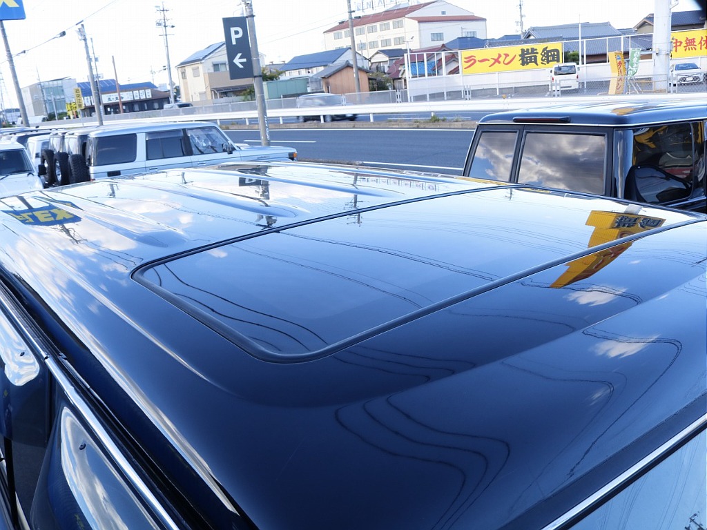 サンルーフからの太陽光により車内が明るくなることで解放感を感じることが出来ます！ルーフラックなどのカスタムも可能になりますのでお気軽にご相談ください！