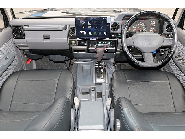 シンプルな作りでスッキリとした内装♪エアコンのレバースイッチなど、懐かしさも感じながらもディスプレイオーディオで機能性も◎