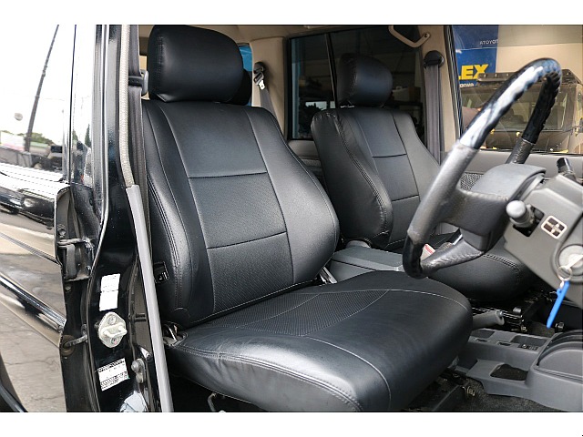 運転席はお車の中でも滞在時間が長くなる場所です。オーナー様のこだわりが詰まった特等席のサポートをさせて頂ければと思います。