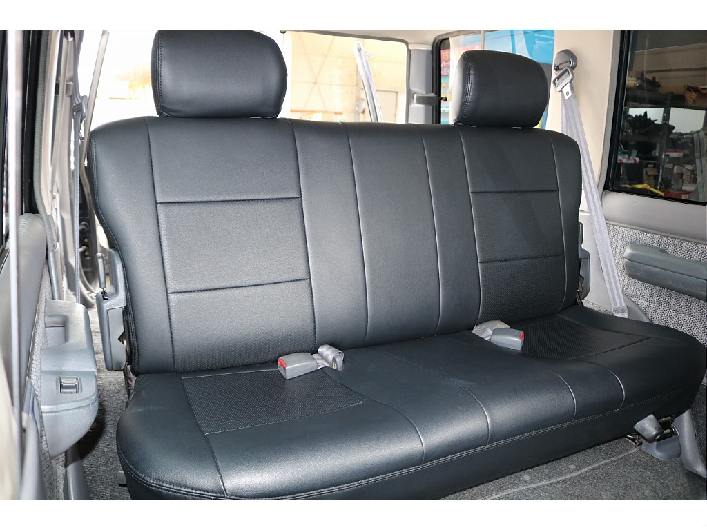 2列目にもシートカバーを取り付けていますので、ジュースやお菓子をこぼしても、簡単に拭き取りができ、メンテナンスも楽々♪