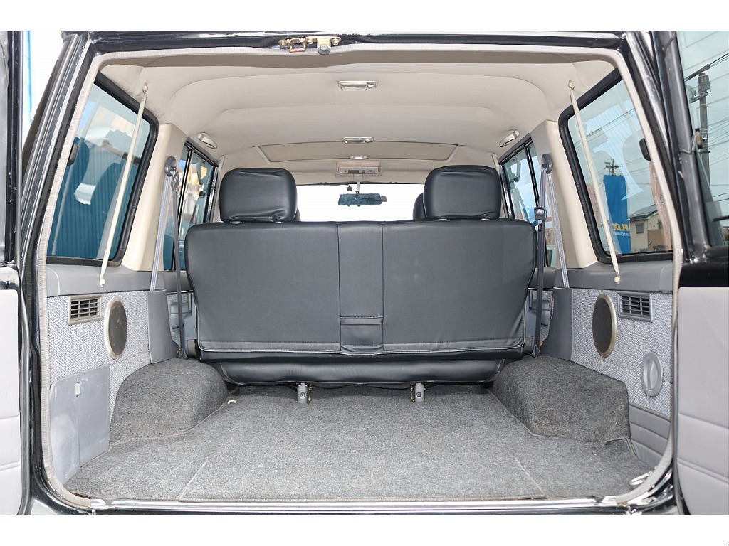 ラゲッジルームになります！しっかりとスペースがございますので、ゴルフバックやキャンプ用品など楽々積むことができますよ！！