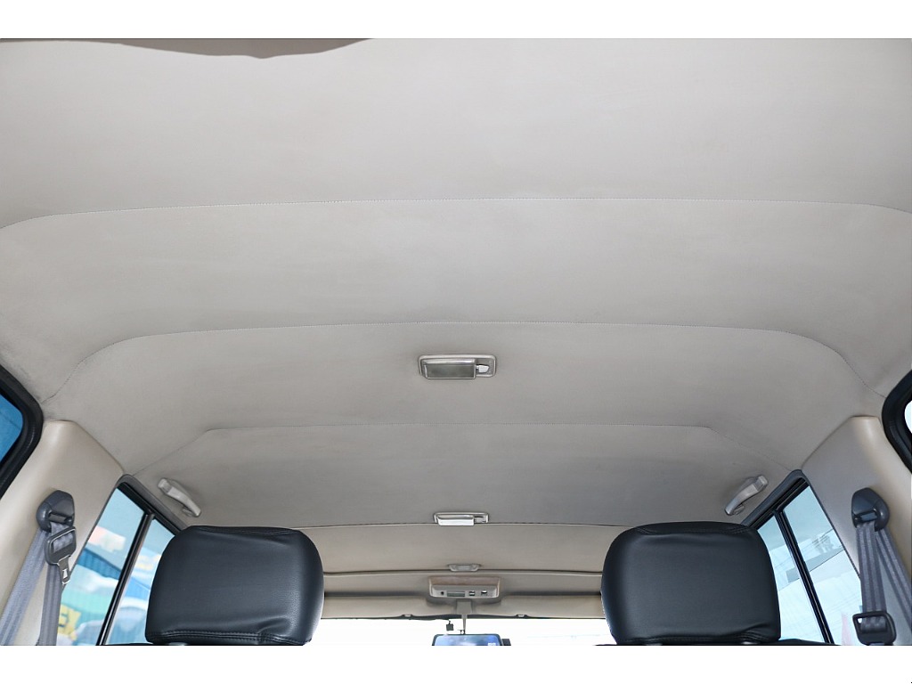 天張りになります！中古車ではたまにヤニ汚れで真っ黒なお車などもありますので中古車選びでは重要なチェックポイントです！