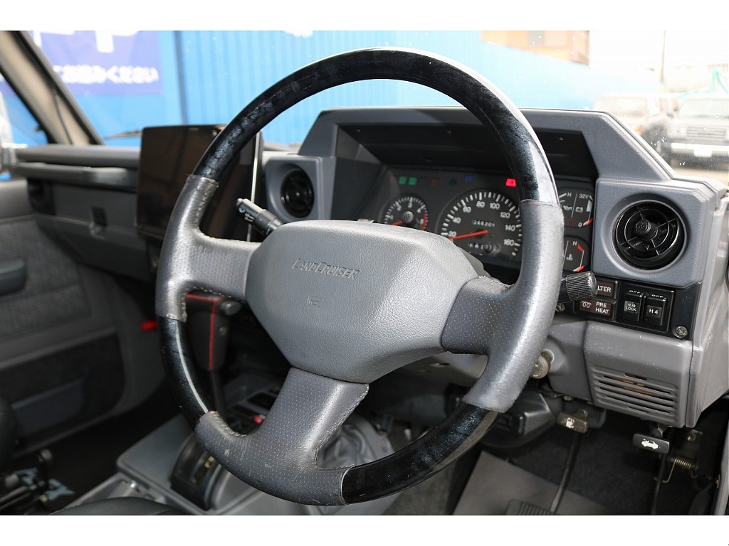 ステアリング交換は当店の得意カスタムになります！このままでもオススメですが、お好みでナルディやモモステアリングなどへの交換も可能です！お気軽にご相談下さい！