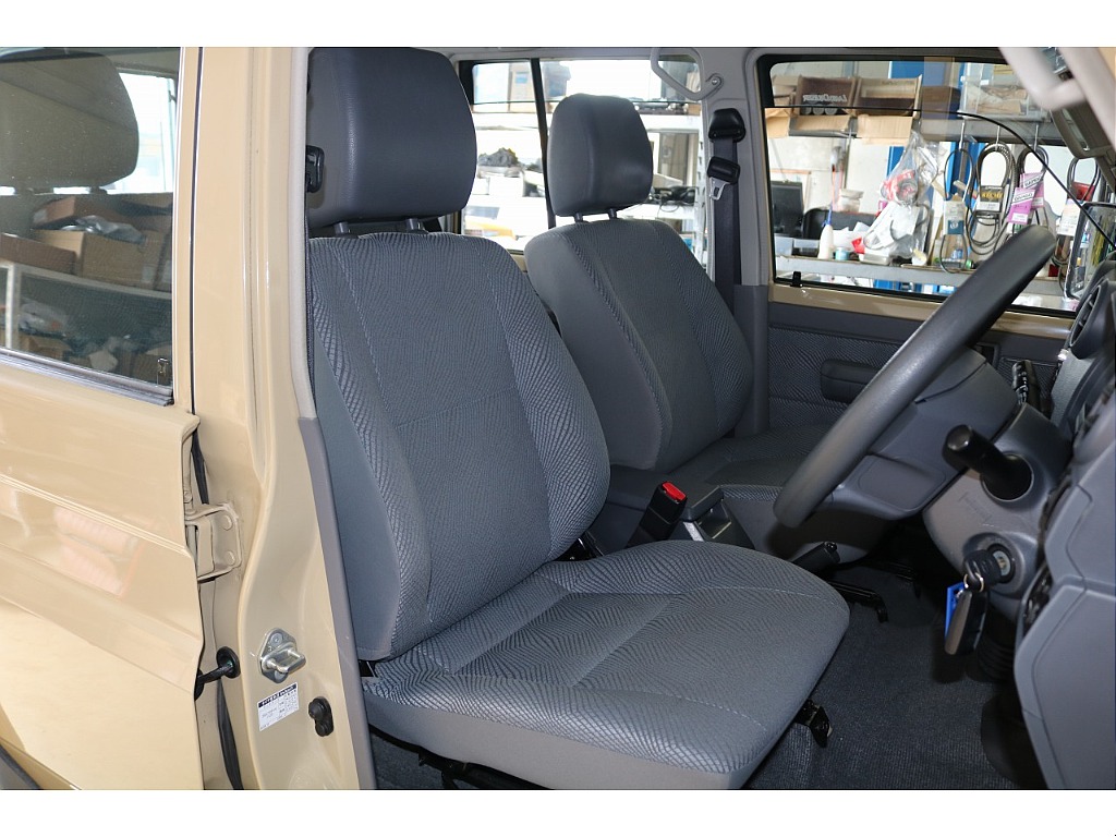 フロントシートは運転席の中でも、滞在時間が多くなりますし、皆さんのことを安全に目的地まで連れていくという重大な任務があります！快適な車内にするため、スタッフが一生懸命サポートします！