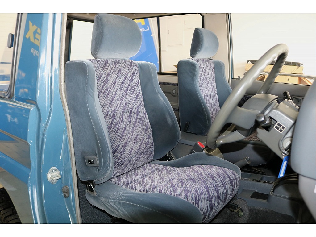 運転席はオーナー様だけの特別な空間！純正シート＆ステアリングの雰囲気ももちろん最高ですが、お好みの仕様にカスタムしていくのも楽しいですよね！
