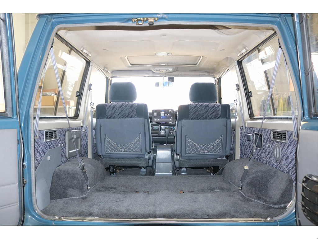 2列シートは取外しており、ショートボディながらとっても広々した車内となっております。荷物もたくさん乗るので、アウトドア好きのオーナー様にピッタリです♪