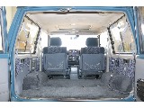2列シートは取外しており、ショートボディながらとっても広々した車内となっております。荷物もたくさん乗るので、アウトドア好きのオーナー様にピッタリです♪