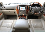 アイボリーの本革シートとウッド調のパネル、ハンドルの統一感がシックな車内となります。ホワイト系のシートは汚れが目立ちやすいですが、こちらは拭き取りも簡単にできるので、お手入れの面でも安心です♪