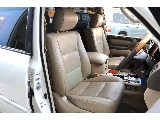 運転席、助手席ともに電動式になります。高級感があっていいですね♪シートの座り心地など実際に試乗しないと分からない事もたくさんございます。お気軽にご来店ください♪