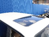 サンルーフからの太陽光により車内が明るくなることで解放感を感じることが出来ます！ルーフラックなどのカスタムも可能になりますのでお気軽にご相談ください！
