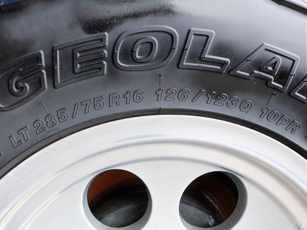 タイヤサイズは285/75/16です