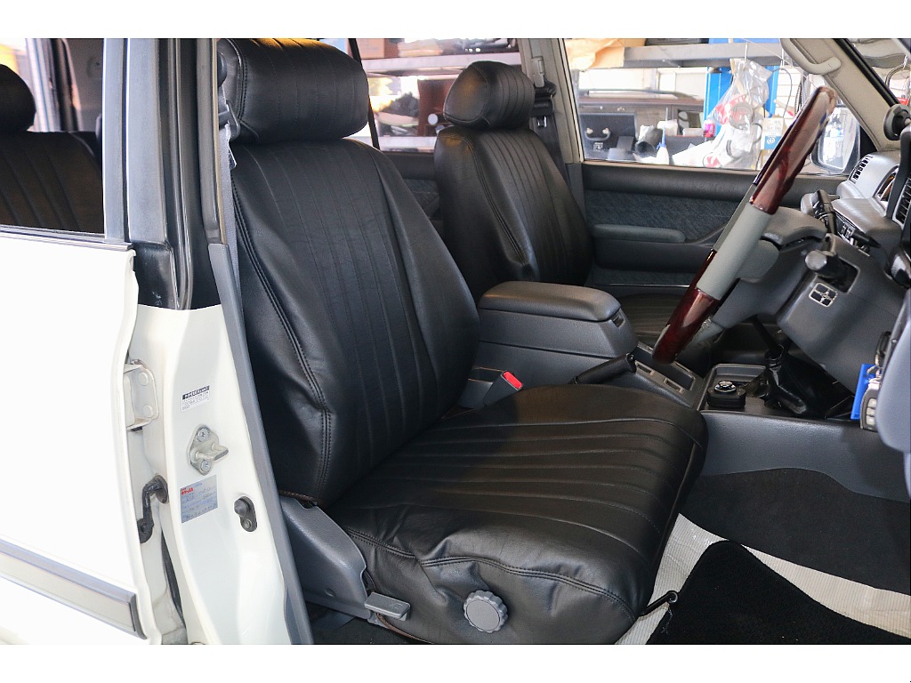 運転席はお車の中でも一番滞在時間が長くなる場所です。オーナー様のこだわりが詰まった特等席のサポートをさせて頂ければと思います！