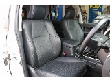 フロントシートは運転席の中でも、滞在時間が多くなりますし、皆さんのことを安全に目的地まで連れていくという重大な任務があります！快適な車内にするため、スタッフが一生懸命サポートします！